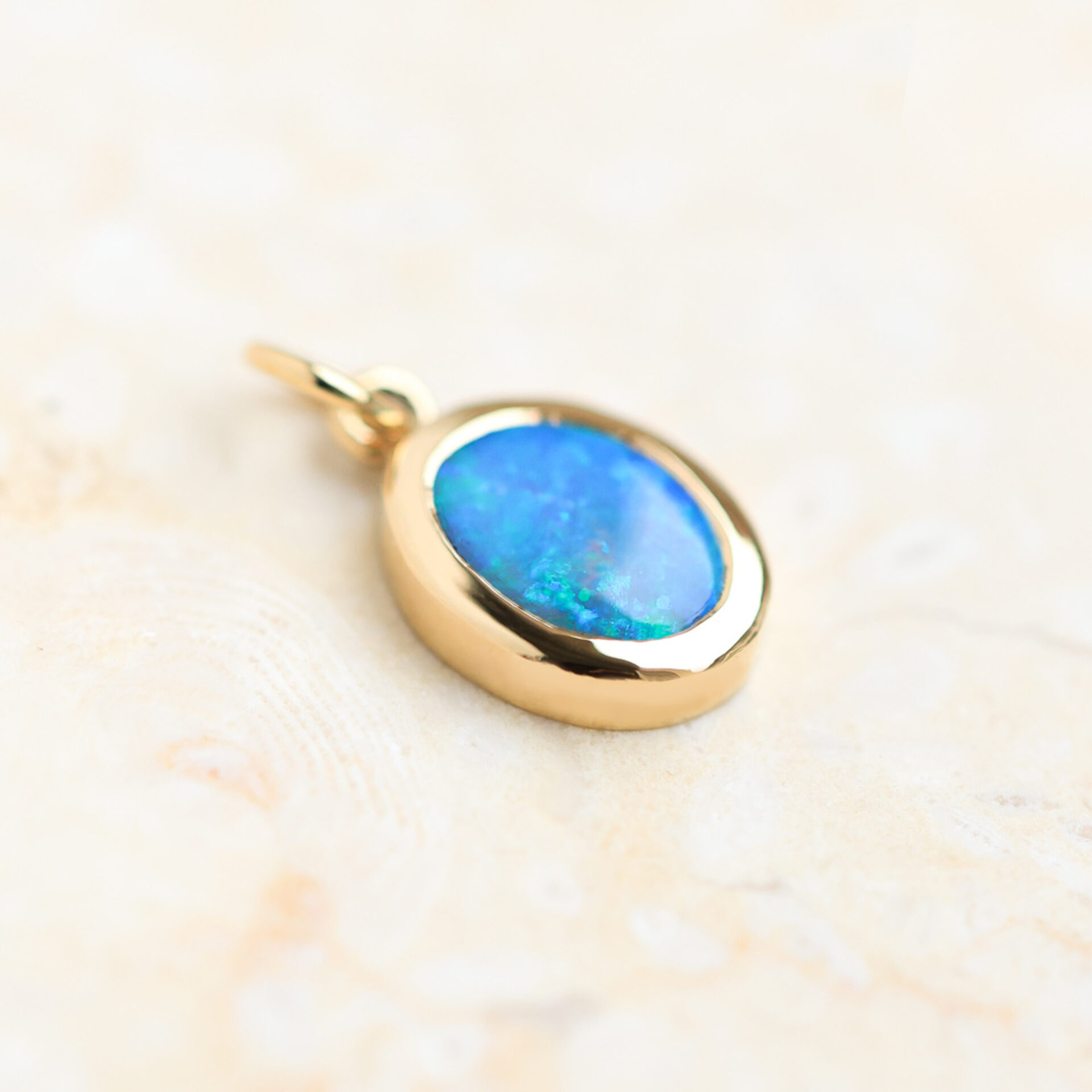 Blauer Opal Kettenanhänger oval 18 Karat Gelbgold